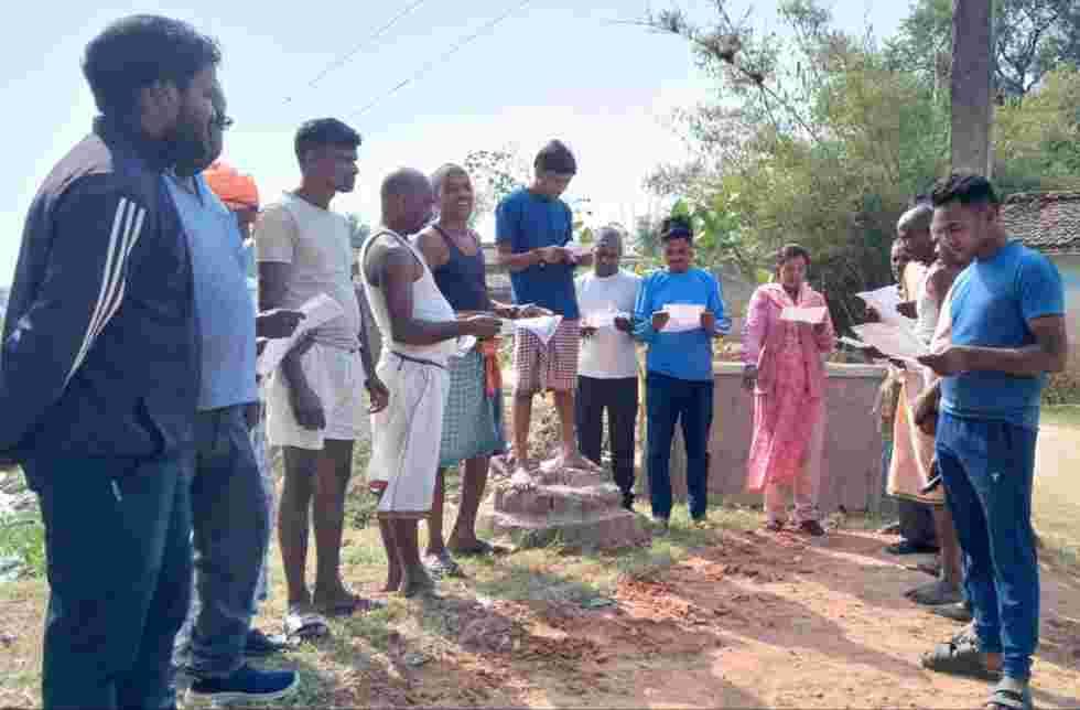 ग्वाला पाड़ा तालाब पर संविधान दिवस पर ग्रामीणों ने ली एकता व कर्तव्यनिष्ठा की शपथ