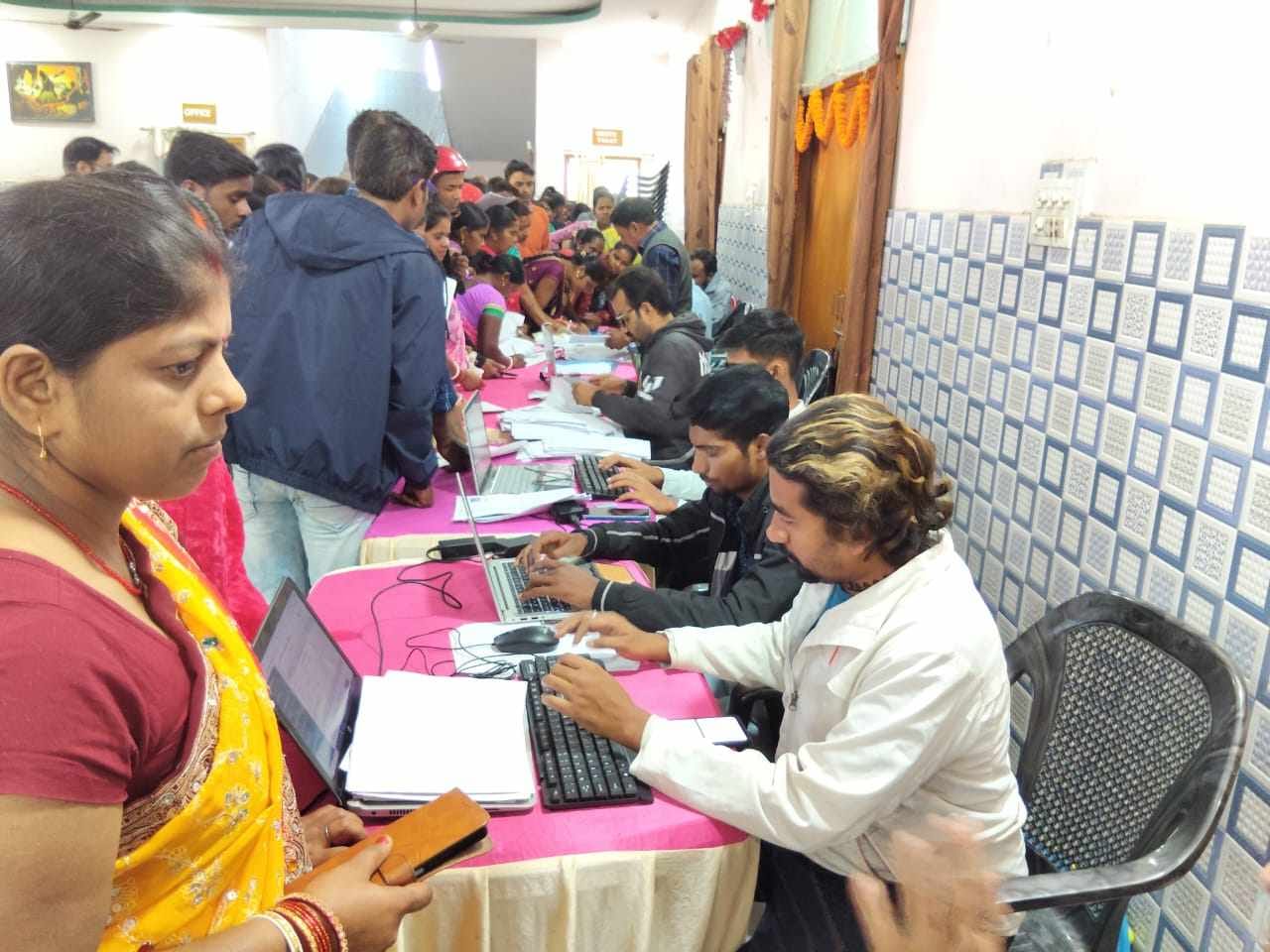 नगर भवन में लगे मेगा सेवा शिविर में उमड़ी भीड़, 1015 लाभुकों ने कराया पंजीकरण