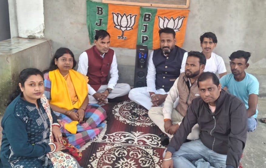 स्वदेशी संकल्प के साथ मन की बात: बूथ 237 में नगर अध्यक्ष गौर बाउरी के नेतृत्व में सुना गया पीएम का संदेश