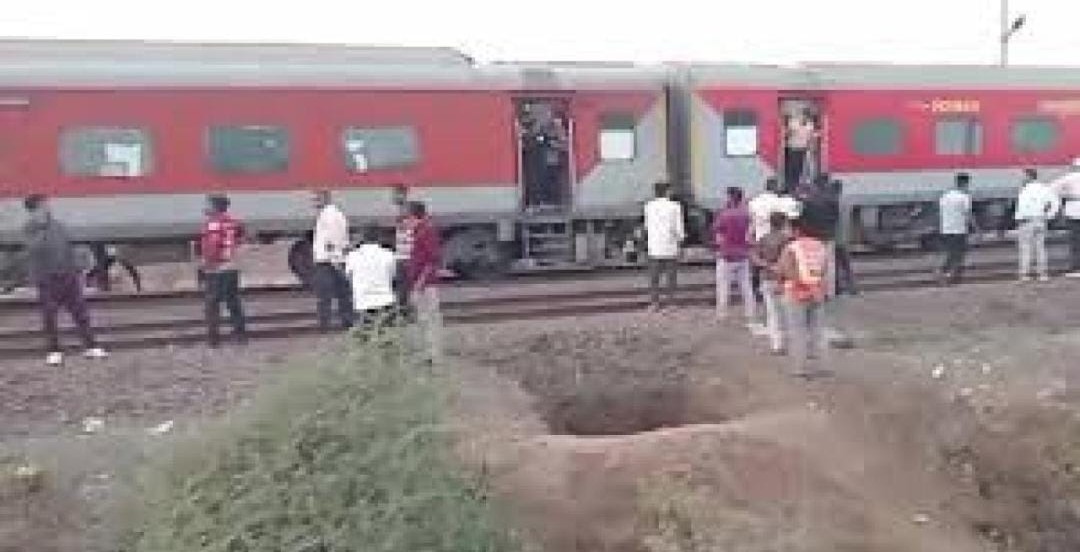 जोड़ामो के पास बड़ा रेल हादसा, बर्दवान–झाझा पैसेंजर की चपेट में युवक, हालत नाजुक