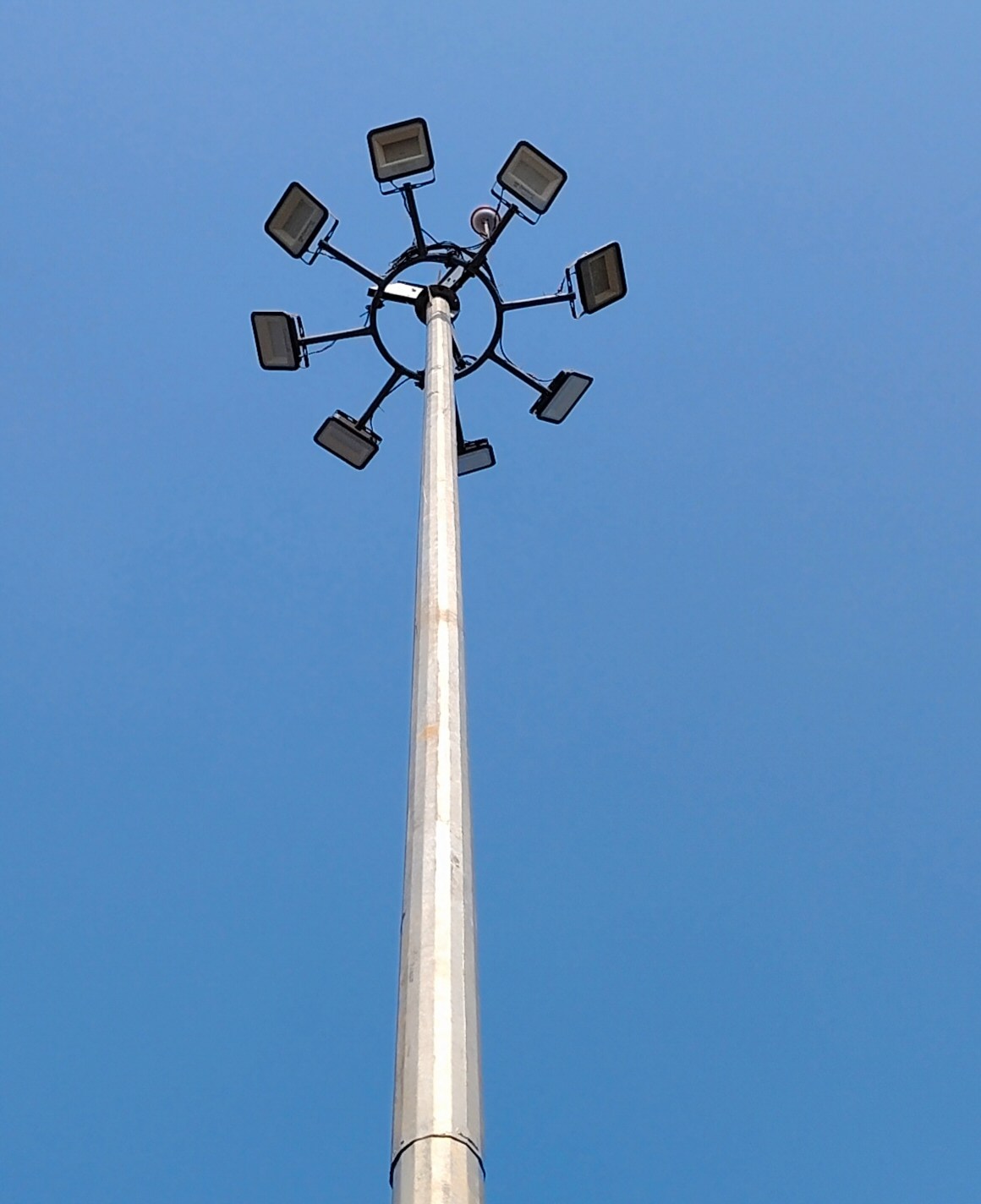 तीन महीने से बुझी हाई मास्ट लाइट, निर्मल महतो चौक पर अंधेरा बना मुसीबत