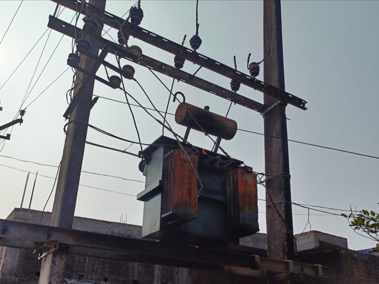 फागूडीह में ट्रांसफार्मर धधका, शॉर्ट सर्किट से मची अफरा-तफरी, बड़ा हादसा टला