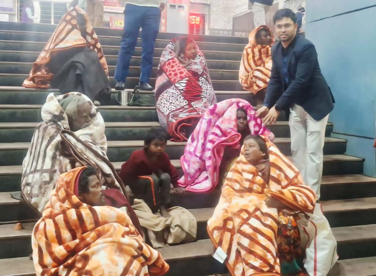 कड़ाके की ठंड में नगर परिषद की मानवीय पहल, कांगोई व चित्तरंजन स्टेशन पर असहायों को बांटे कंबल