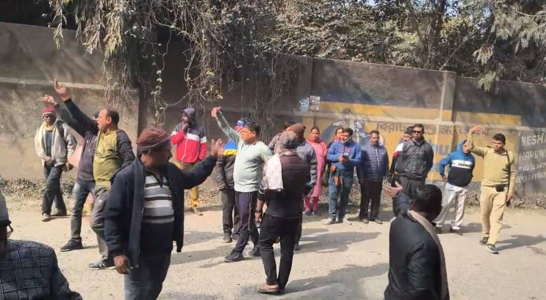 घायल शिक्षक दंपति के इलाज को लेकर सड़क पर उतरे लोग