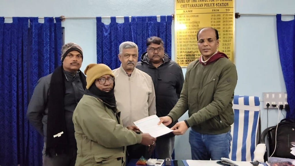 चित्तरंजन में बढ़ते अपराध पर तृणमूल का सख्त रुख, थाना प्रभारी को ज्ञापन सौंप कर कार्रवाई की मांग