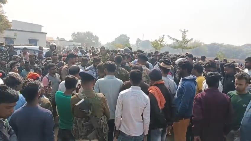 निर्माणाधीन आरओबी पर हादसे में मजदूर की गई जान, मुआवजे के आश्वासन के बाद खुला जाम