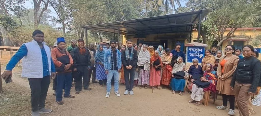 चित्तरंजन देशबंधु महाविद्यालय के पूर्व छात्र संगठन ने वृद्धजनों को बांटे कंबल