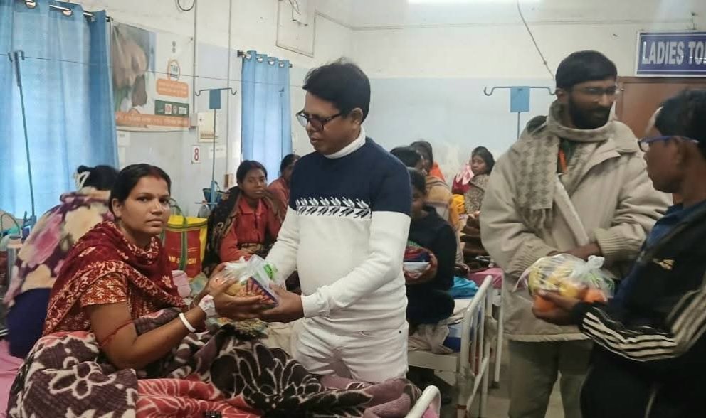 अल्लाडी ग्राम पंचायत प्रतिनिधियों ने अस्पताल में बांटे फल व कंबल