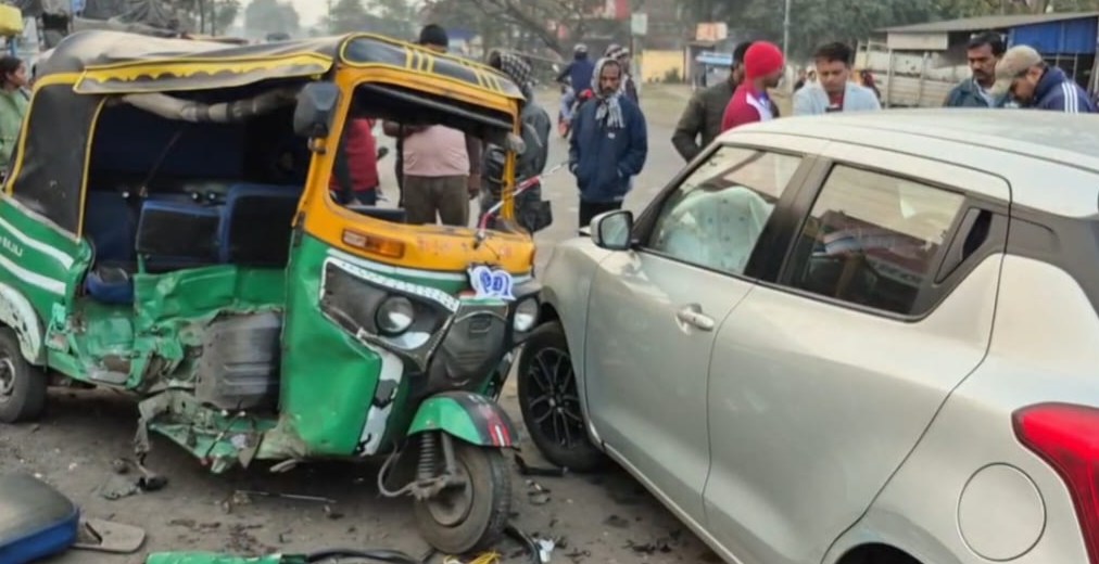 तेज़ रफ्तार का कहर: फतेपुर में भीषण सड़क हादसा, महिला समेत चार गंभीर घायल