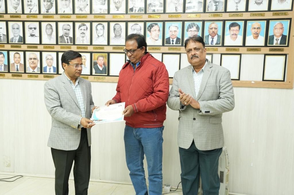 चिरेका में कर्मठता का सम्मान, तीन कर्मचारियों को मिला मैन ऑफ द मंथ पुरस्कार