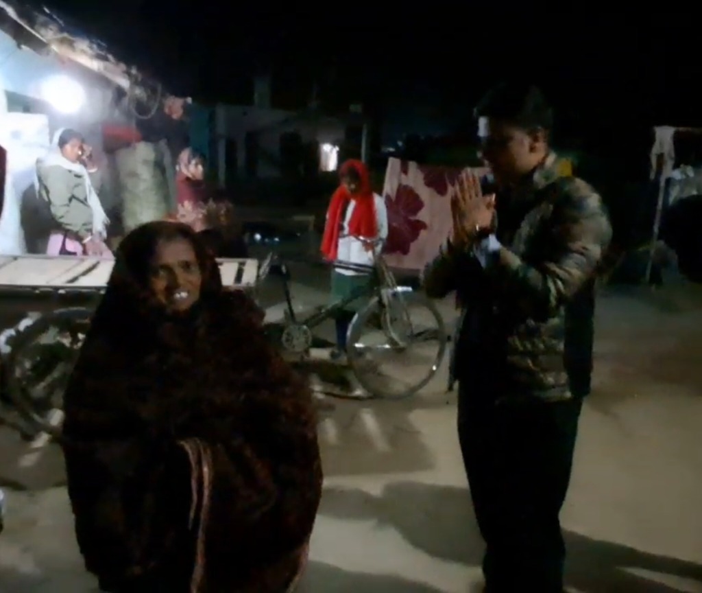 कड़कड़ाती रात में पुलिस बनी सहारा, मिहिजाम थाना प्रभारी ने बांटे इंसानियत के कंबल