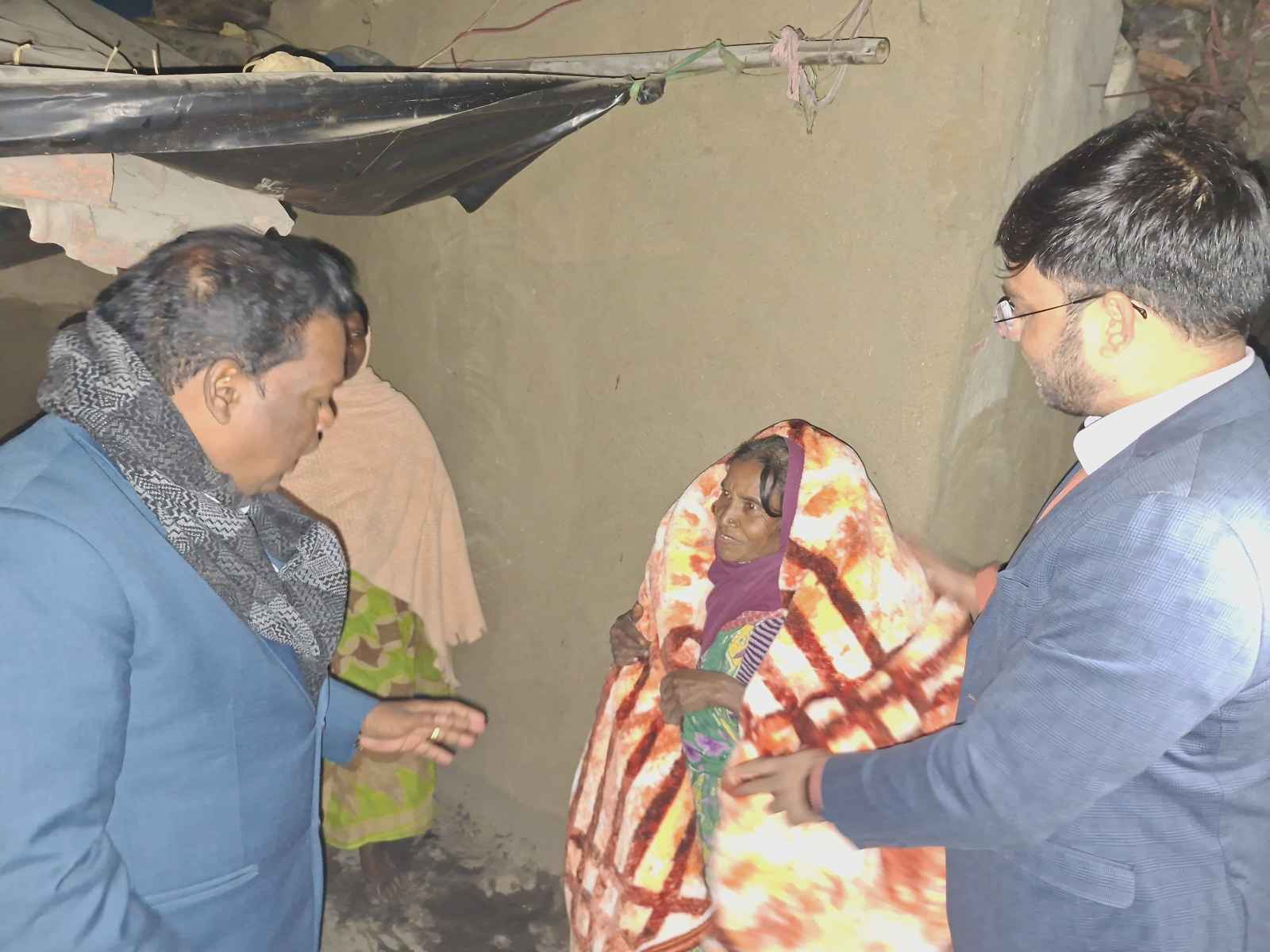 कड़ाके की ठंड में प्रशासन का मानवीय कदम, जरूरतमंदों को मिला राहत का सहारा