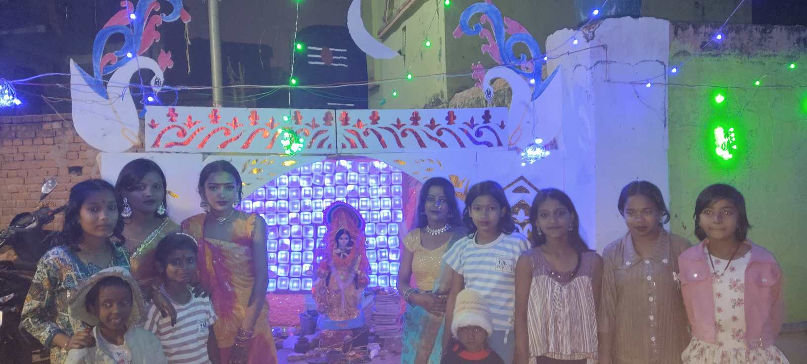 बालिकाओं ने रचा इतिहास: मिहिजाम के कालीतल्ला में सरस्वती पूजा बनी महिला सशक्तीकरण की मिसाल