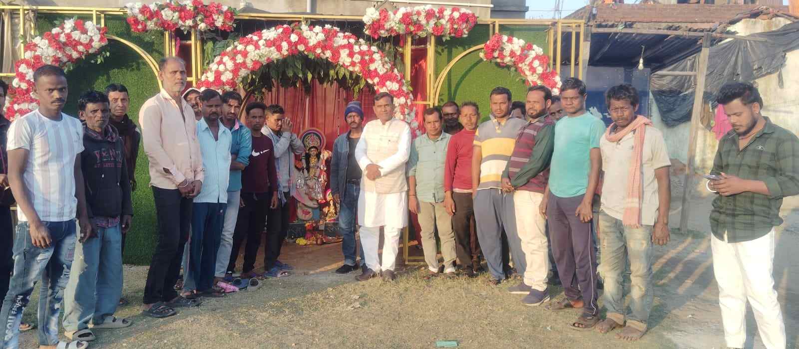 सरस्वती आराधना में दिखी सामाजिक एकजुटता, वीरेंद्र मंडल ने पंडालों में टेका माथा