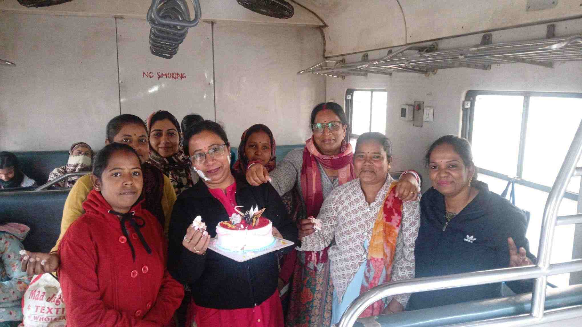 चलती ट्रेन में रिश्तों की मिठास: नित्ययात्रियों के संग शिप्रा दास कोले ने मनाया जन्मदिन