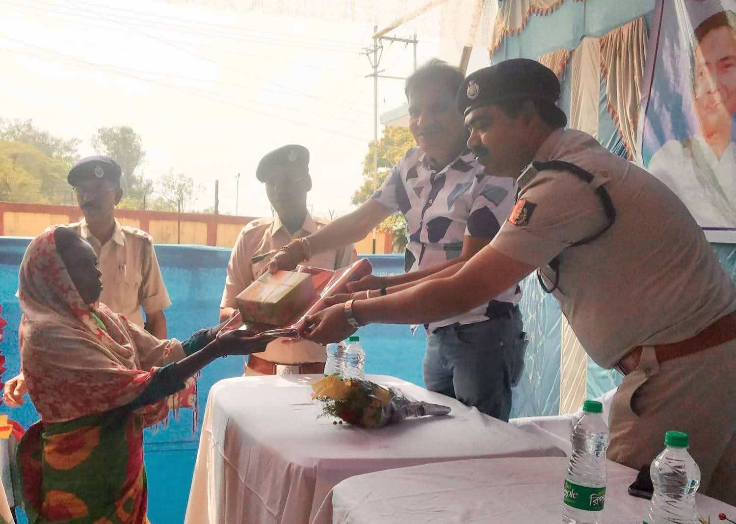 सेवा का नया चेहरा: चित्तरंजन थाना ने जरूरतमंदों के बीच बांटी राहत सामग्री, सौ से अधिक लोग लाभान्वित