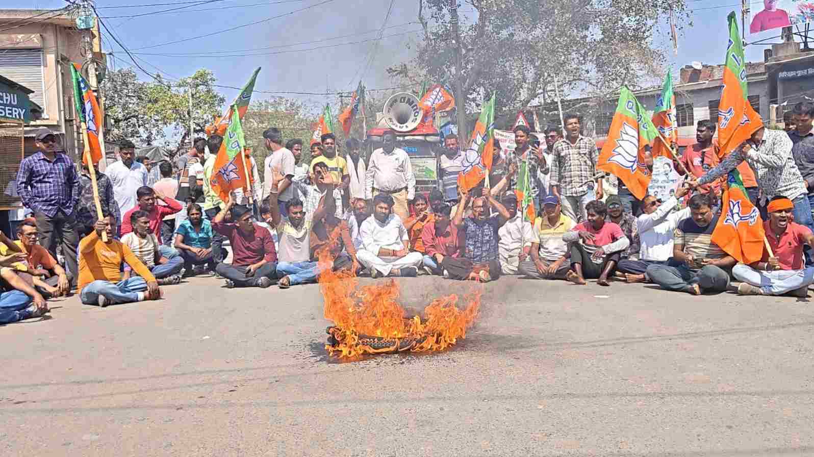 परिवर्तन रैली से पहले सालानपुर में सियासी संग्राम, ध्वज लगाने को लेकर भिड़े समर्थक