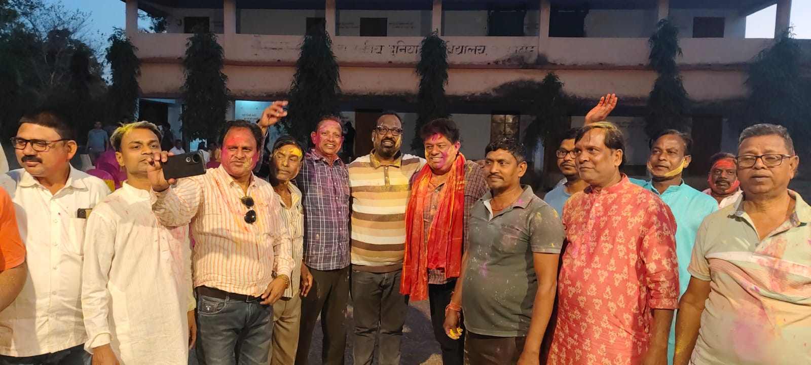 कर्माटांड़ में रंगों की छटा: बेसिक स्कूल परिसर में विधायक प्रतिनिधि राहुल सिंह संग झामुमो कार्यकर्ताओं का होली मिलन