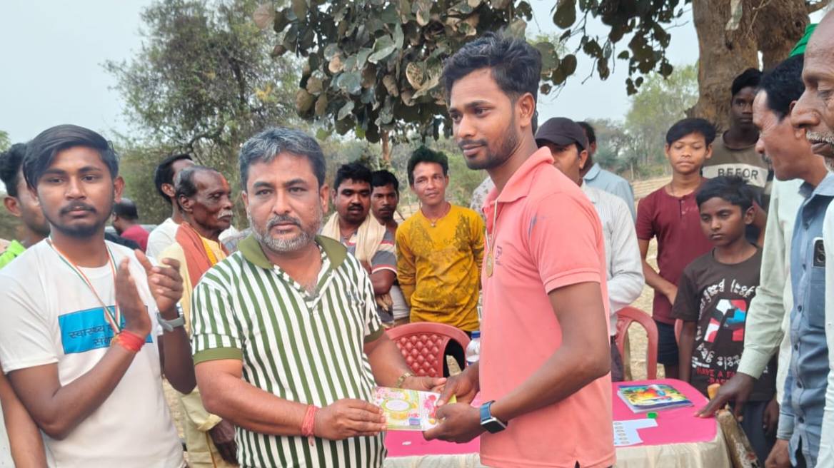 कालाझरिया मैदान में गूंजा क्रिकेट का रोमांच, चिहुंटिया टीम ने फाइनल जीतकर उठाई ट्रॉफी