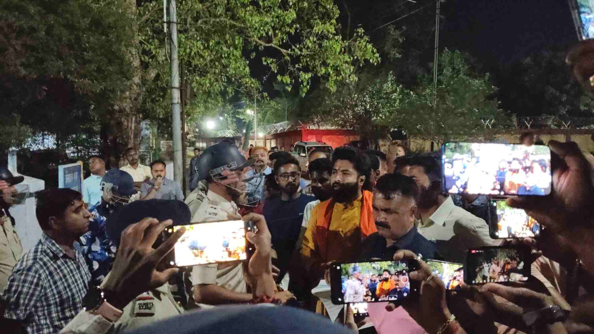 चित्तरंजन में गूंजा आक्रोश: एरिक लकड़ा हत्याकांड पर सड़कों पर उतरी भाजपा, 72 घंटे का अल्टीमेटम