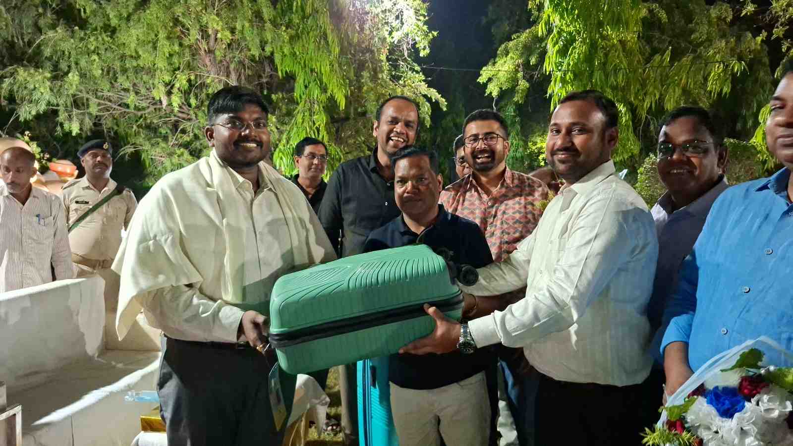 भावुक पलों में जामताड़ा ने दी डीसी रवि आनंद को विदाई, सेवा काल की यादों के साथ हुए सम्मानित