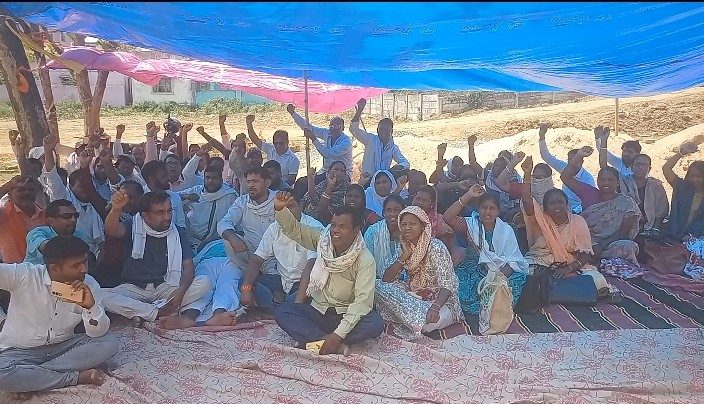 वादा निभाओ, हक दिलाओ के नारों से गूंजा जामताड़ा, सहायक शिक्षकों का मंत्री आवास के बाहर प्रदर्शन